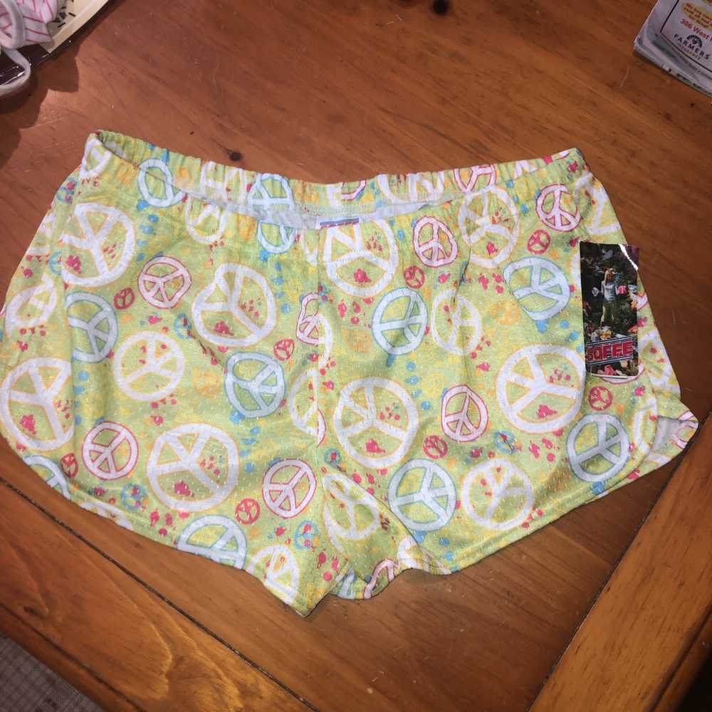 Sofee Shorts Light Green Peace Signs New With Tags